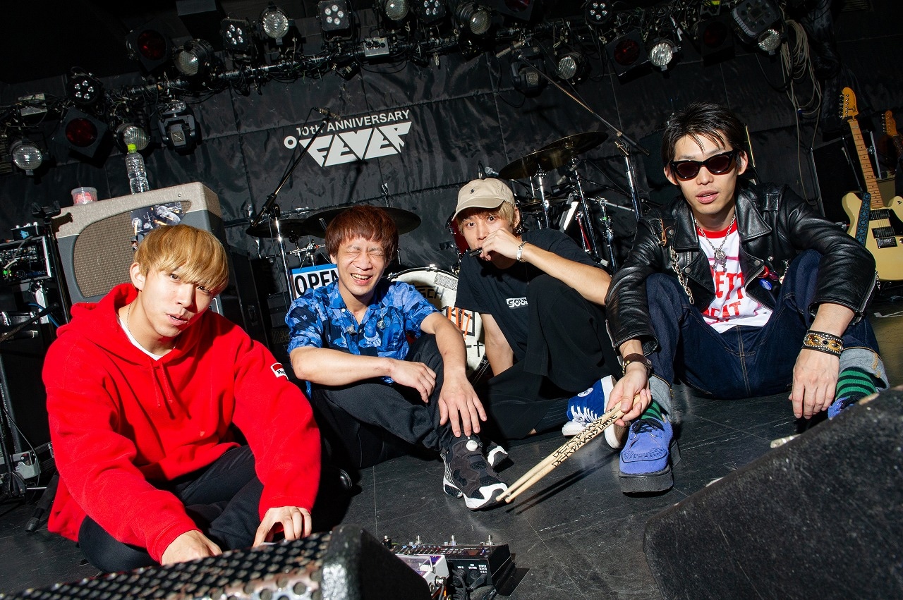 go!go!vanillas。左から2番目が長谷川プリティ敬祐（B）。