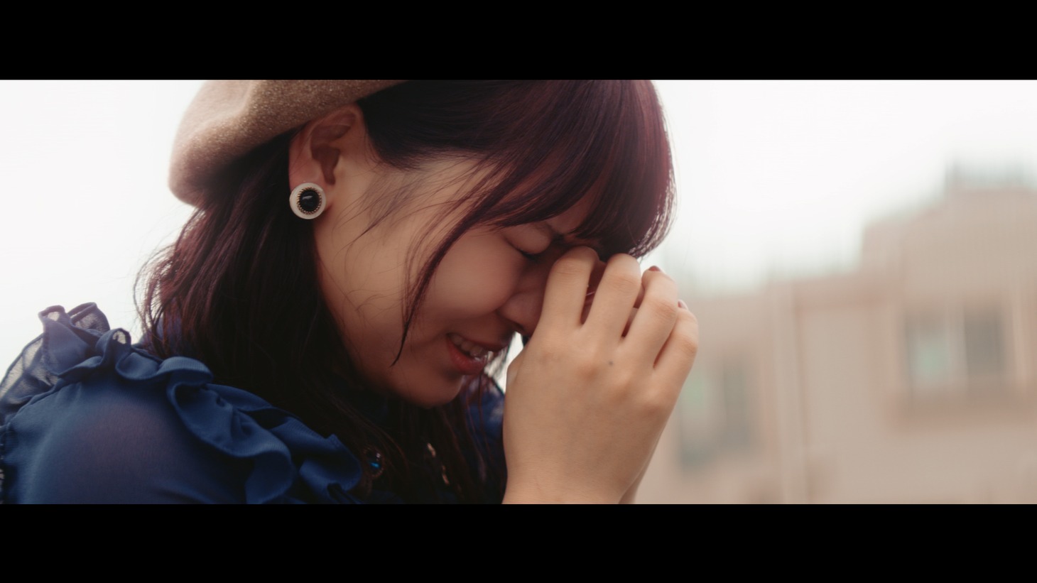 =LOVE「ズルいよ ズルいね」ミュージックビデオより大場花菜。