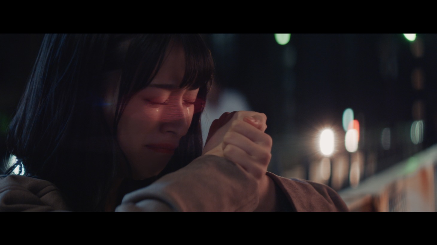 =LOVE「ズルいよ ズルいね」ミュージックビデオより佐々木舞香。