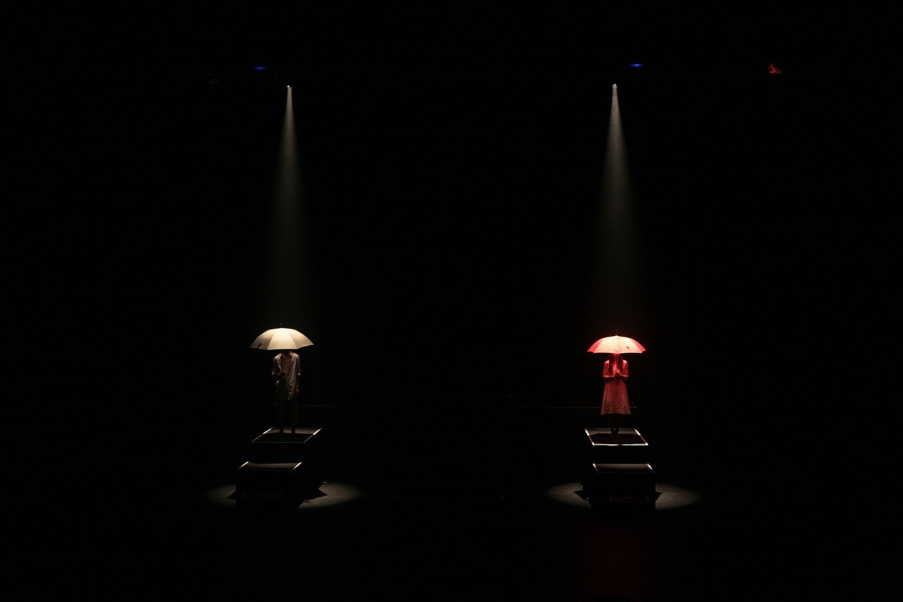 2017年の「MUSIC SHOW」で上演された「雨」のパフォーマンスシーン。