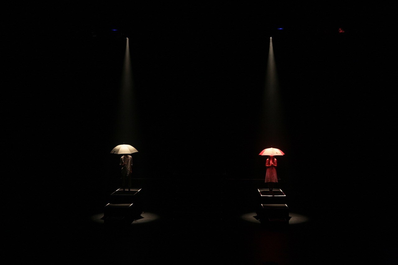 2017年の「MUSIC SHOW」で上演された「雨」のパフォーマンスシーン。