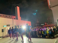 昨日10月3日に東京・新宿マルイメン 屋上で行われたライブイベントの様子。（撮影：牛島康介）