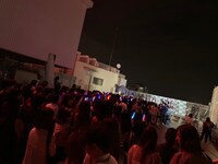 昨日10月3日に東京・新宿マルイメン 屋上で行われたライブイベントの様子。（撮影：牛島康介）