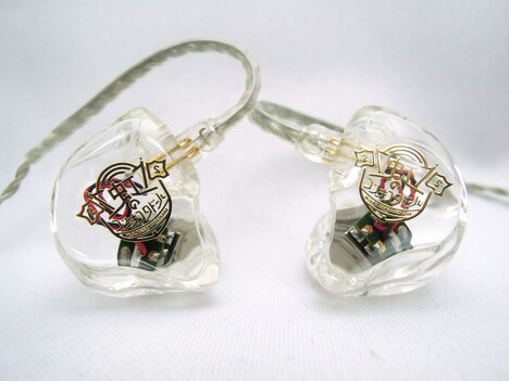 虹のコンキスタドール×カナルワークスによるコラボイヤホン「CW-L12NJC」。