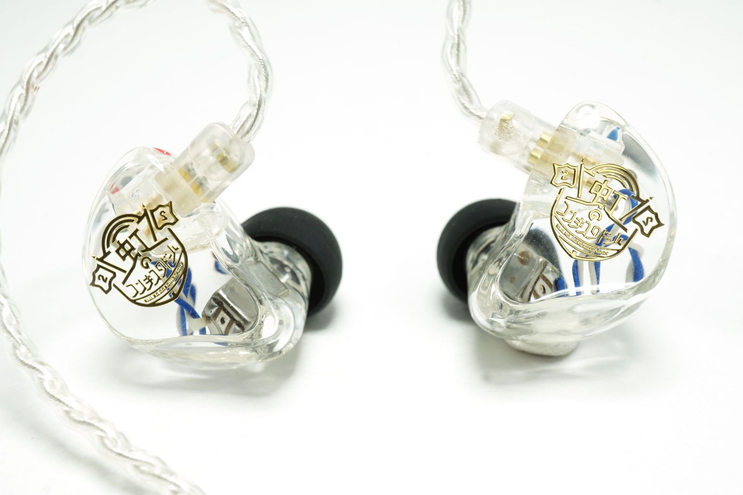 虹のコンキスタドール×カナルワークスによるコラボイヤホン「CW-U02NJC」。