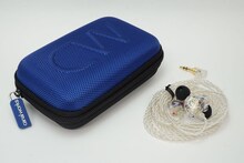 虹のコンキスタドール×カナルワークスによるコラボイヤホン「CW-U12NJC」。