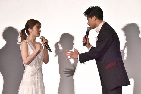 松岡茉優と森崎ウィン。