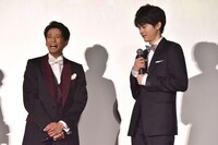 独特の間合いでコメントする鈴鹿央士（右）と、彼を見守る森崎ウィン（左）。