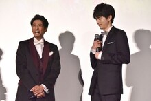 独特の間合いでコメントする鈴鹿央士（右）と、彼を見守る森崎ウィン（左）。