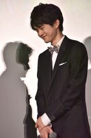 松岡茉優に褒められてはにかむ鈴鹿央士。