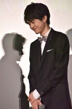 松岡茉優に褒められてはにかむ鈴鹿央士。