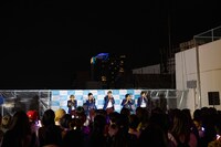 昨日10月3日に東京・新宿マルイメン 屋上で行われたライブイベントの様子。（撮影：牛島康介）