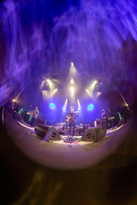 GRAPEVINE「GRAPEVINE FALL TOUR」の様子。（Photo by TAKU FUJII / 写真は東京・中野サンプラザホール公演のもの）