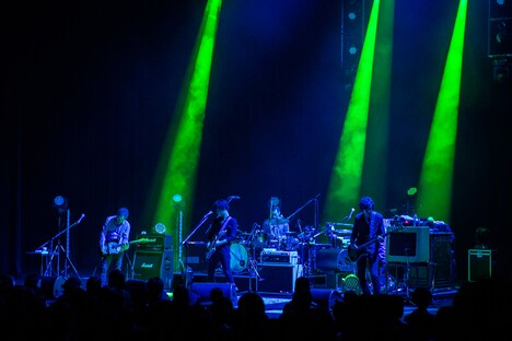 GRAPEVINE「GRAPEVINE FALL TOUR」の様子。（Photo by TAKU FUJII / 写真は東京・中野サンプラザホール公演のもの）