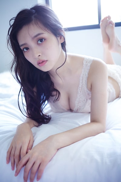 人気画像1位は「上坂すみれ撮り下ろし写真集『ここまで脱ぎ散らかすのは今回だけだぞ！』」より、上坂すみれ「すみれいろ」掲載カット。