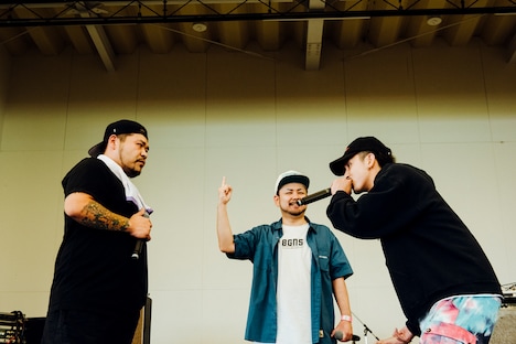 漢 a.k.a. GAMIとAUTHORITYのMCバトルの様子。（撮影：タイコウクニヨシ）