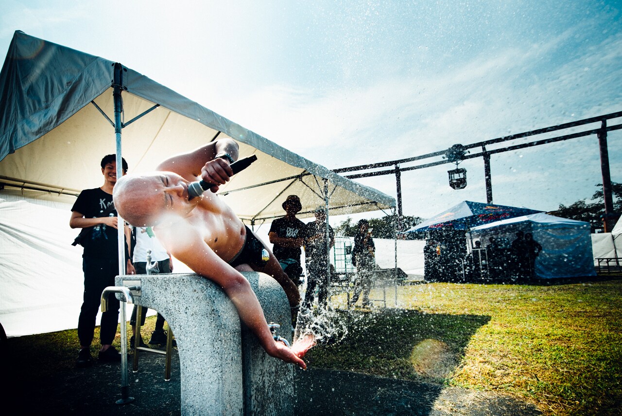 水を撒き散らすクリトリック・リス。（撮影：タイコウクニヨシ）