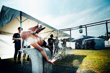 水を撒き散らすクリトリック・リス。（撮影：タイコウクニヨシ）