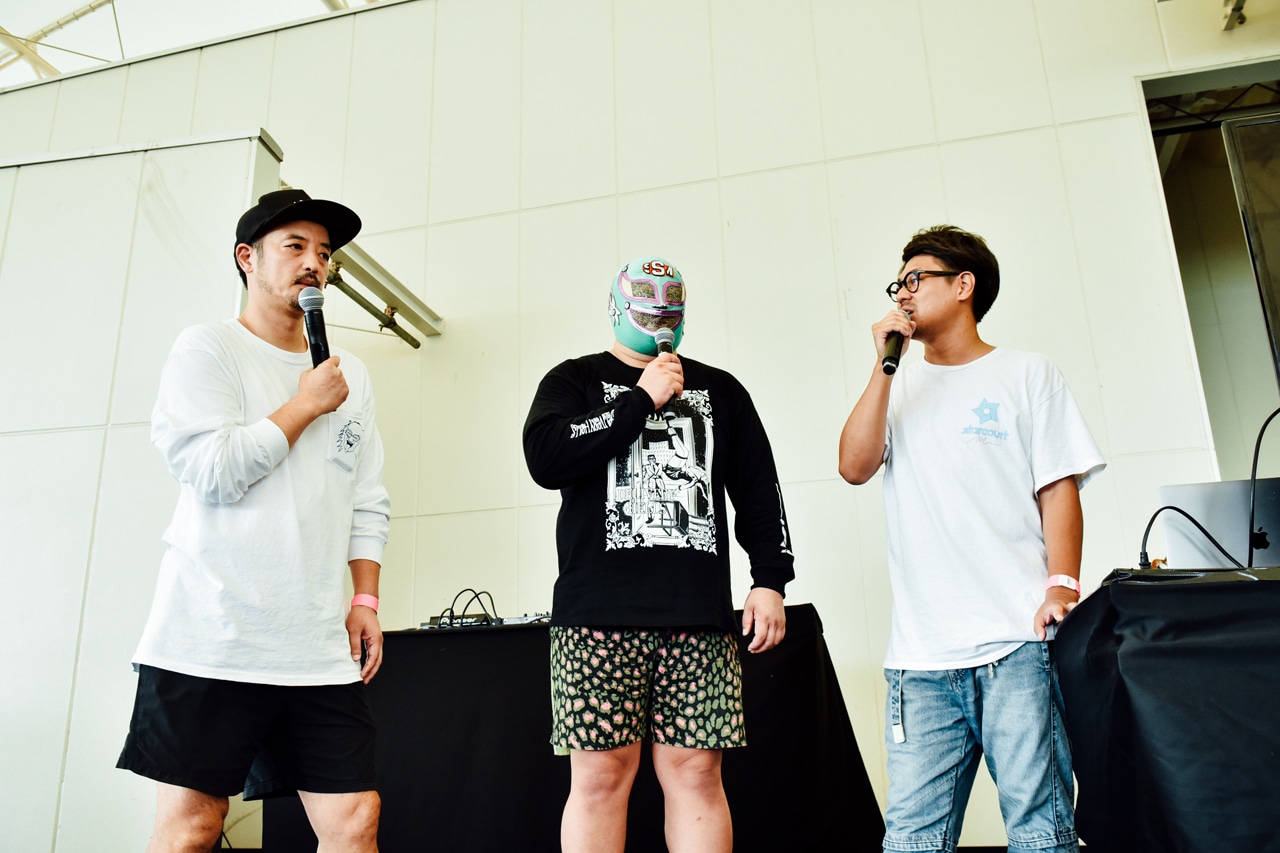 左から井上崇宏（「KAMINOGE」編集長）、スーパー・ササダンゴ・マシン、藤井健太郎。（撮影：タイコウクニヨシ）