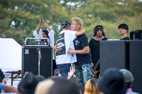 抱き合うKYONOと五味隆典。（撮影：星野健太）