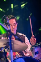 小倉誠司（Dr）（撮影：ヤオタケシ）