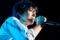 山村隆太（Vo）（撮影：ヤオタケシ）