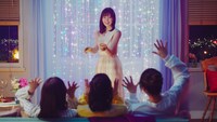 「明治 エッセル スーパーカップ Sweet's」CMのワンシーン。(c)乃木坂46LLC