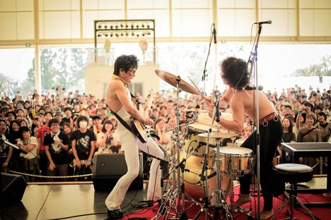 ROLLY×モーモールルギャバン（Photo by SHUN UEHARA）