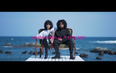 ASOBOiSM「HAPPOUBIZIN feat. なみちえ」ミュージックビデオのワンシーン。