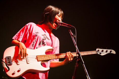 しばたありぼぼ（B, Vo）（撮影：オイケカオリ）