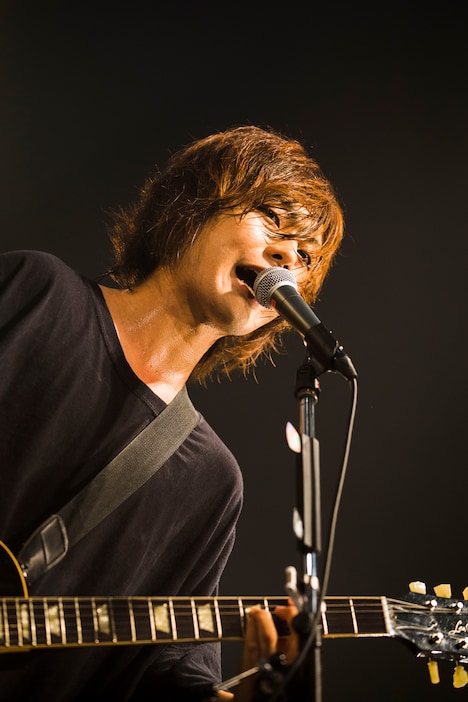 こやまたくや（G, Vo）（撮影：オイケカオリ）