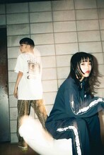 左からリンリン、アイナ・ジ・エンド（BiSH）。