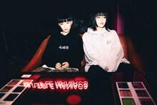 左からリンリン、アイナ・ジ・エンド（BiSH）。