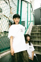 左からリンリン、アイナ・ジ・エンド（BiSH）。