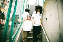 左からリンリン、アイナ・ジ・エンド（BiSH）。