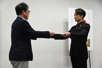 「beyond2020マイベスト」承認書授与式の様子。