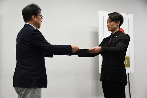 「beyond2020マイベスト」承認書授与式の様子。
