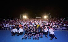 「わーすた FREE LIVE“ゆうめいに、にゃる!!!!!”」で撮影された記念写真。（写真提供：エイベックス）