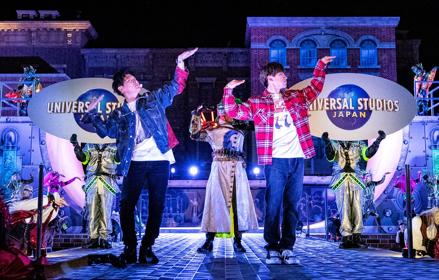 「ラタタダンス」を踊る山下健二郎とNAOTO。（画像提供：ユニバーサル・スタジオ・ジャパン）