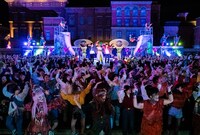 「ラタタダンス」を踊る山下健二郎、NAOTO、招待客。（画像提供：ユニバーサル・スタジオ・ジャパン）