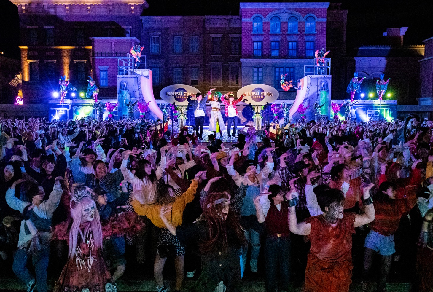 「ラタタダンス」を踊る山下健二郎、NAOTO、招待客。（画像提供：ユニバーサル・スタジオ・ジャパン）