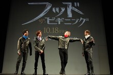 ユーキの「タカシ」が「カカシ」に聞こえたと言うメンバーに、カカシのポーズをするユーキ（右から2番目）。タカシは「田んぼ守ってへん」とひと言。