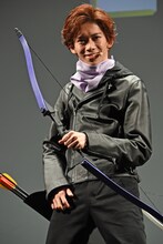 セット転換中にカメラ目線でポーズを決めるリョウガ。