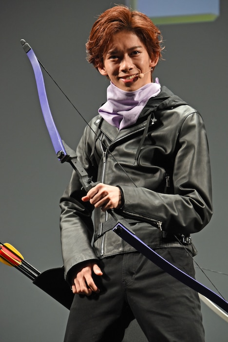 セット転換中にカメラ目線でポーズを決めるリョウガ。