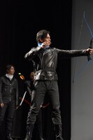 弓を射るカイ。