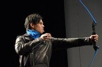 弓を射るカイ。