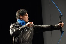 弓を射るカイ。