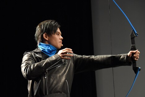 弓を射るカイ。