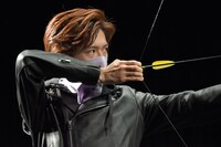 弓を射るリョウガ。