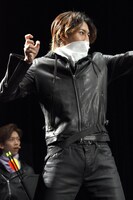 弓を射るタカシ。